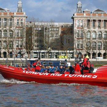 london-incognito-team-building-speed-boat-tamise