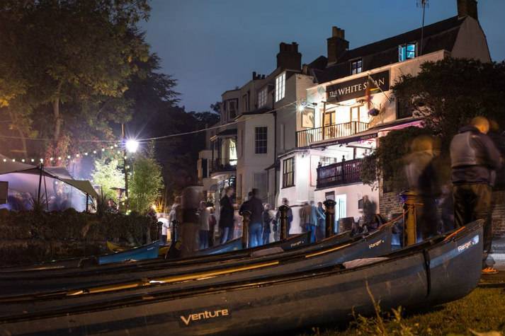 london-incognito-bespoke-events-canoeing-in-richmond-pub-by-the-river