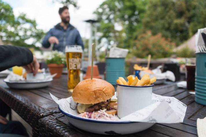 london-incognito-bespoke-events-canoeing-in-richmond-pub-lunch-by-the-river