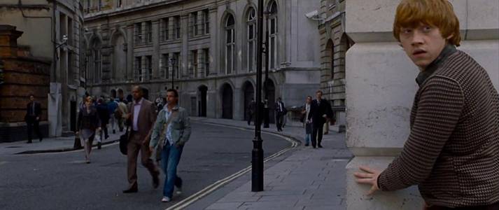 Ron_Weasley_in_the_Muggle_street_of_London